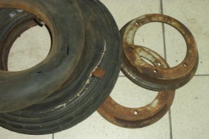 Wheelrims can be a real bugger to split when they are rusted. I new rear tyre was needed after it blow on a test ride!